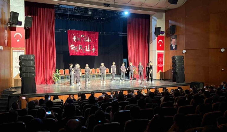malatyada-ogrencilerin-turgut-ozakman-tiyatro-performansi-GVc1QrCU.jpg