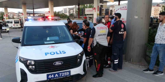 Malatya'da Otobüste Tartışan İki Kadın, Durakta Bıçaklı Saldırıya Dönüştü Malatya’da Otobüste Tartışan İki Kadın, Durakta Bıçaklı Saldırıya Dönüştü