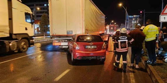 Malatya'da Otomobil ve Tır Çarpıştı: 3 Kişi Yaralandı Malatya’da Otomobil ve Tır Çarpıştı: 3 Kişi Yaralandı