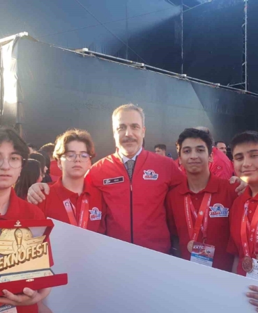 malatyali-ogrenciler-teknofest-2025-kibris-finallerinde-turkiye-sampiyonu-olmayi-basardi-AmTgK8rG.jpg