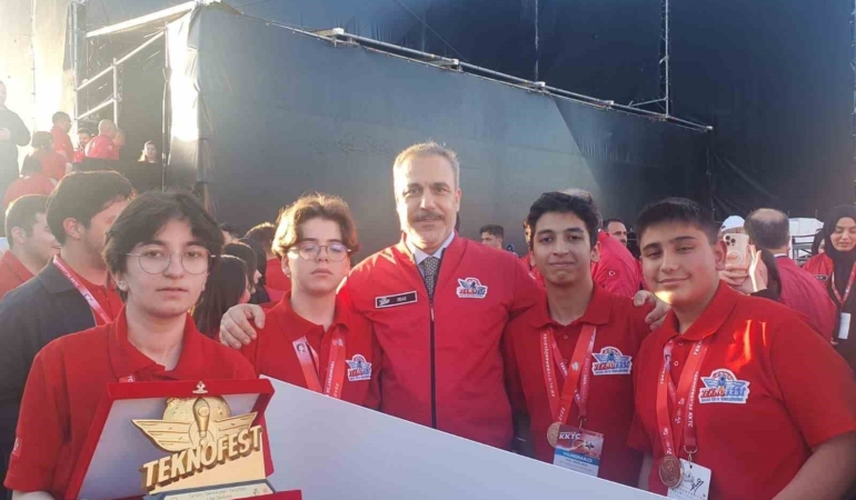 malatyali-ogrenciler-teknofest-2025-kibris-finallerinde-turkiye-sampiyonu-olmayi-basardi-AmTgK8rG.jpg