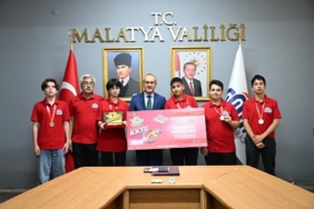 malatyanin-genc-yetenekleri-basarilarini-vali-yavuz-ile-kutladi-H5PCWOuP.jpg