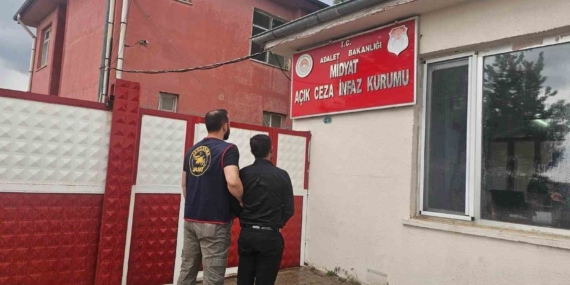 Mardin'de Düğün Salonunda Saz Çalan Cezaevi Firarisi Yakalandı Mardin’de Düğün Salonunda Saz Çalan Cezaevi Firarisi Yakalandı
