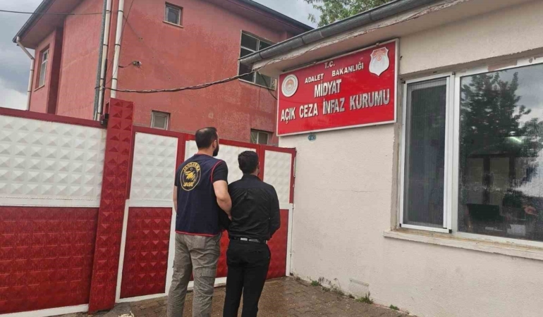 mardinde-dugun-salonunda-saz-calan-cezaevi-firarisi-yakalandi-dkbGju56.jpg