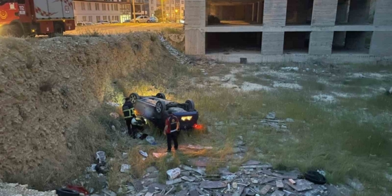 Mardin'de Kontrolden Çıkan Araçta Sürücü Yaralandı Mardin’de Kontrolden Çıkan Araçta Sürücü Yaralandı