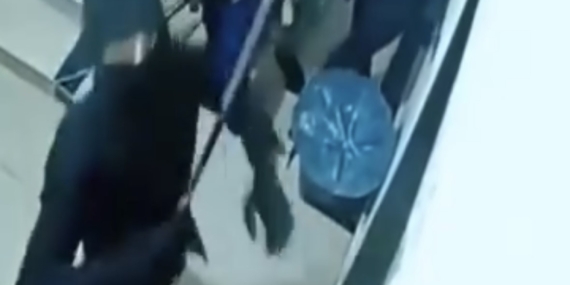 Mardin'de Maskeli Saldırganların Ev Kapısını Kırma Anı Güvenlik Kamerasında Görüntülendi Mardin’de Maskeli Saldırganların Ev Kapısını Kırma Anı Güvenlik Kamerasında Görüntülendi
