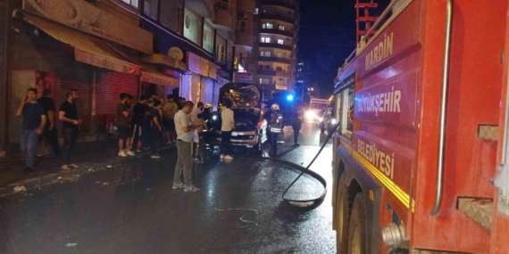 Mardin'de Yangın Korkusu: Hafif Ticari Araç İtfaiye Ekipleriyle Söndürüldü Mardin’de Yangın Korkusu: Hafif Ticari Araç İtfaiye Ekipleriyle Söndürüldü