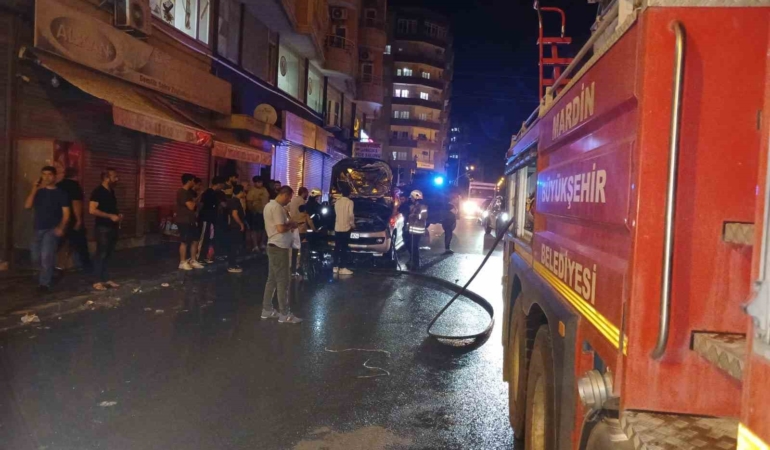 mardinde-yangin-korkusu-hafif-ticari-arac-itfaiye-ekipleriyle-sonduruldu-UErU8I6t.jpg