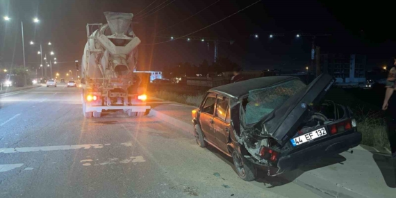 Mikserin Otomobile Çarpması Sonucu 1 Kişi Yaralandı Mikserin Otomobile Çarpması Sonucu 1 Kişi Yaralandı