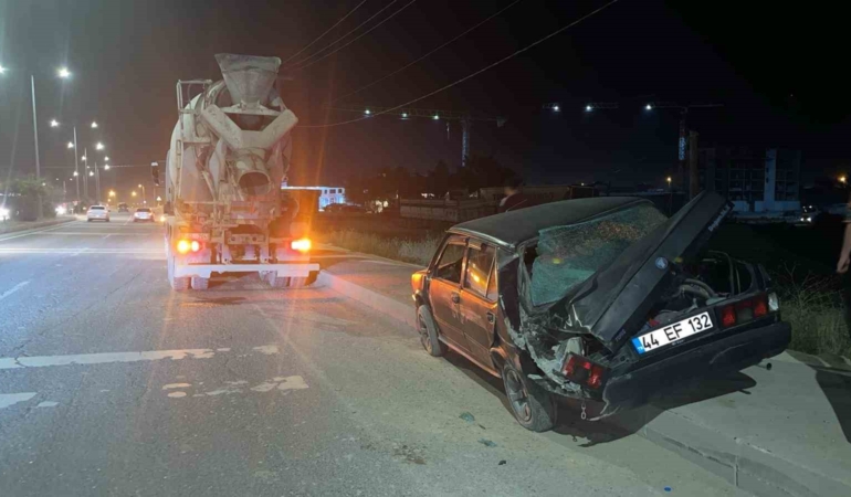 mikserin-otomobile-carpmasi-sonucu-1-kisi-yaralandi-Gfrd9bIB.jpg