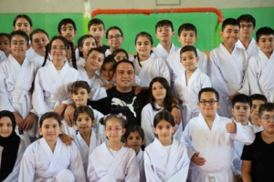 milli-antrenorun-polisle-dayanismasi-90-cocuga-gonullu-kurs-vererek-ornek-oluyor-Fe17gAQM.jpg