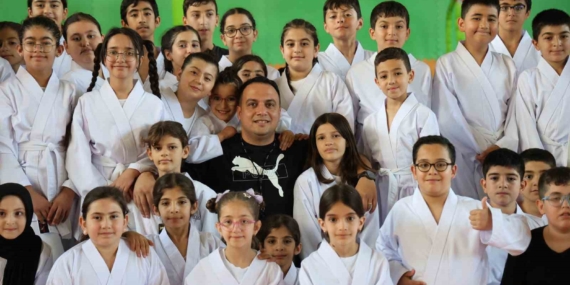 Milli Antrenörün Polisle Dayanışması: 90 Çocuğa Gönüllü Kurs Vererek Örnek Oluyor Milli Antrenörün Polisle Dayanışması: 90 Çocuğa Gönüllü Kurs Vererek Örnek Oluyor
