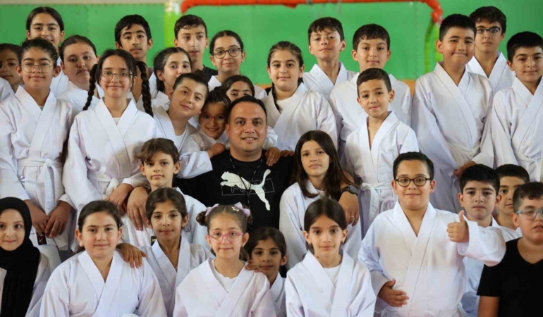 milli-antrenorun-polisle-dayanismasi-90-cocuga-gonullu-kurs-vererek-ornek-oluyor-Fe17gAQM.jpg