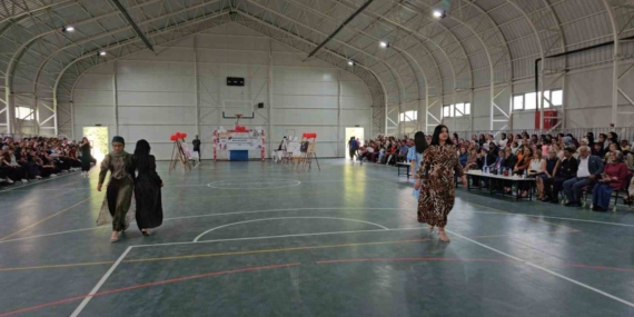 Moda Bölümü Öğrencilerinin Eşsiz Tasarımlarıyla Şıklık Sergisi Moda Bölümü Öğrencilerinin Eşsiz Tasarımlarıyla Şıklık Sergisi