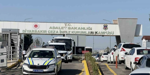 Narin Güran Cinayetinde 15 Sanık Dördüncü Kez Adliye Kapısında! Narin Güran Cinayetinde 15 Sanık Dördüncü Kez Adliye Kapısında!