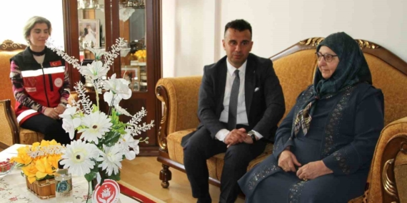 Nene Hatun'un 70. Ölüm Yıldönümünde Torunundan Duygusal Ziyaret Nene Hatun’un 70. Ölüm Yıldönümünde Torunundan Duygusal Ziyaret