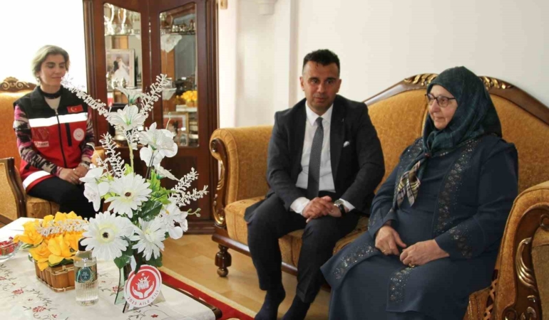 nene-hatunun-70-olum-yildonumunde-torunundan-duygusal-ziyaret-EXR37dAt.jpg