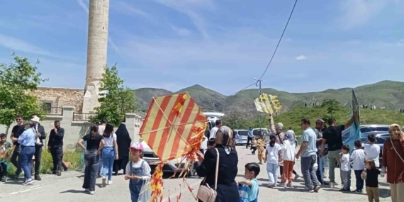 Oğlunun Anısına Özel Uçurtma Şenliği Düzenlendi Oğlunun Anısına Özel Uçurtma Şenliği Düzenlendi