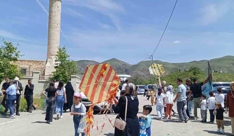 oglunun-anisina-ozel-ucurtma-senligi-duzenlendi-sMiLuhas.jpg