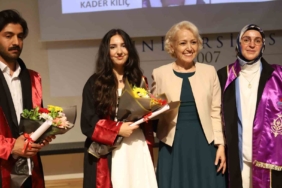 ogrencisinin-hayatina-iki-kez-dokunan-egitmen-mezuniyet-gururunun-gozyaslarina-donusen-hikayesi-56mnOynM.jpg