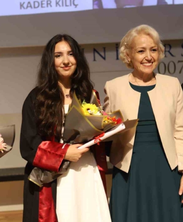 ogrencisinin-hayatina-iki-kez-dokunan-egitmen-mezuniyet-gururunun-gozyaslarina-donusen-hikayesi-56mnOynM.jpg