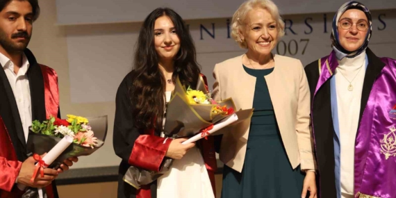 Öğrencisinin Hayatına İki Kez Dokunan Eğitmen: Mezuniyet Gururunun Gözyaşlarına Dönüşen Hikayesi Öğrencisinin Hayatına İki Kez Dokunan Eğitmen: Mezuniyet Gururunun Gözyaşlarına Dönüşen Hikayesi
