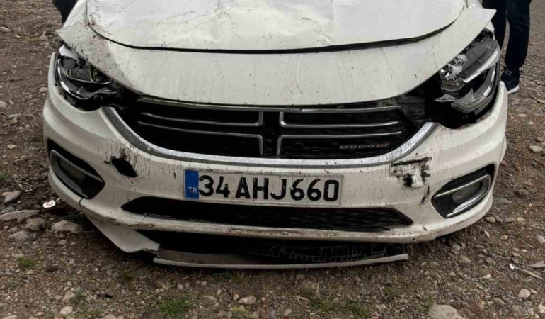 otomobil-3-metre-yukseklikten-ucarak-kopruden-dustu-3-yarali-y9A7mMYG.jpg