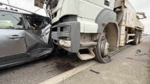 otomobil-beton-mikseri-ve-minibusun-carpismasi-11-kisi-yaralandi-5CIleDyu.jpg