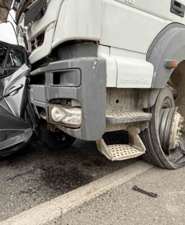 otomobil-beton-mikseri-ve-minibusun-carpismasi-11-kisi-yaralandi-5CIleDyu.jpg