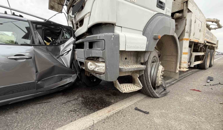 otomobil-beton-mikseri-ve-minibusun-carpismasi-11-kisi-yaralandi-5CIleDyu.jpg