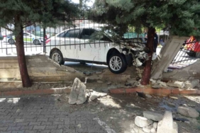otomobil-carpmasi-sonrasi-duvara-carpan-arac-kivilcimlar-sacti-VzE7gtsE.jpg