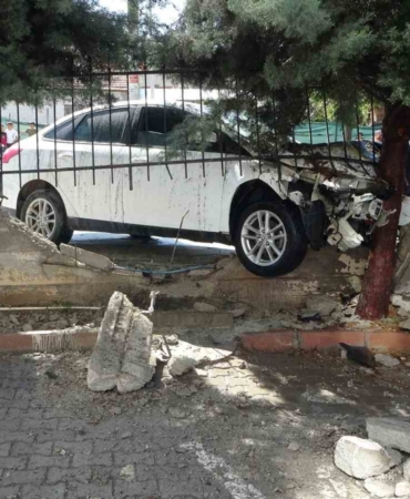 otomobil-carpmasi-sonrasi-duvara-carpan-arac-kivilcimlar-sacti-VzE7gtsE.jpg