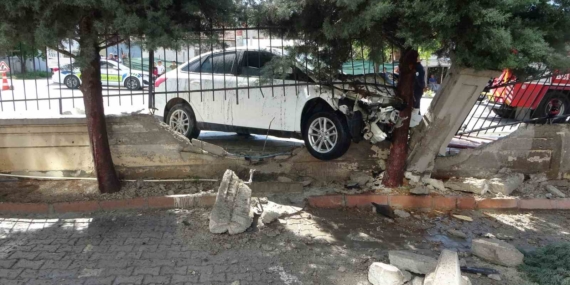 Otomobil Çarpması Sonrası Duvara Çarpan Araç Kıvılcımlar Saçtı Otomobil Çarpması Sonrası Duvara Çarpan Araç Kıvılcımlar Saçtı