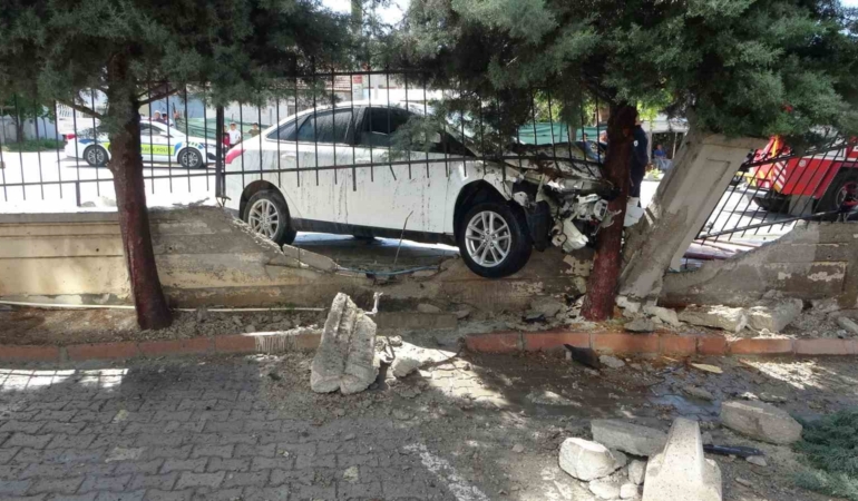 otomobil-carpmasi-sonrasi-duvara-carpan-arac-kivilcimlar-sacti-VzE7gtsE.jpg