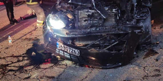 Otomobil ve Kamyonetin Korkunç Çarpışması: 5 Yaralı! Otomobil ve Kamyonetin Korkunç Çarpışması: 5 Yaralı!