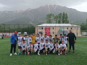 ozalp-genclikspor-u12-futbol-takimi-tarih-yazdi-sampiyonluk-sevinci-4PiNbQOs.jpg