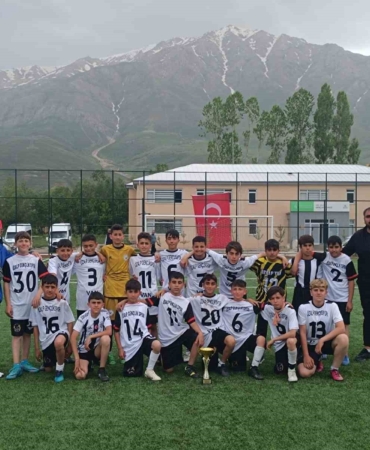 ozalp-genclikspor-u12-futbol-takimi-tarih-yazdi-sampiyonluk-sevinci-4PiNbQOs.jpg