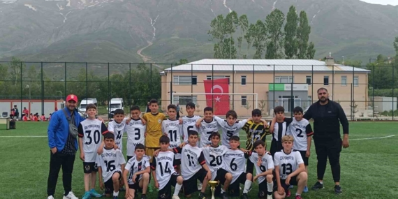 Özalp Gençlikspor U12 Futbol Takımı Tarih Yazdı: Şampiyonluk Sevinci! Özalp Gençlikspor U12 Futbol Takımı Tarih Yazdı: Şampiyonluk Sevinci!