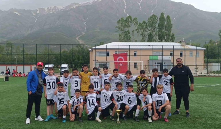 ozalp-genclikspor-u12-futbol-takimi-tarih-yazdi-sampiyonluk-sevinci-4PiNbQOs.jpg