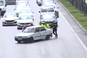 polisler-kaza-yapan-otomobili-guclukle-yol-kenarina-cekti-H2Faqr2q.jpg