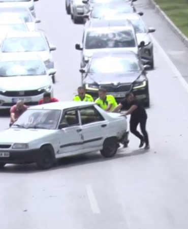 polisler-kaza-yapan-otomobili-guclukle-yol-kenarina-cekti-H2Faqr2q.jpg