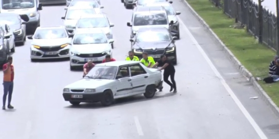 Polisler, Kaza Yapan Otomobili Güçlükle Yol Kenarına Çekti Polisler, Kaza Yapan Otomobili Güçlükle Yol Kenarına Çekti