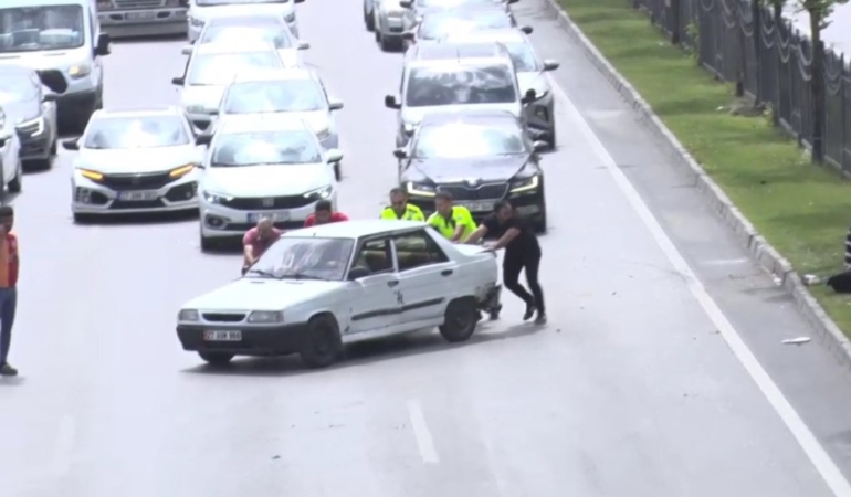 polisler-kaza-yapan-otomobili-guclukle-yol-kenarina-cekti-H2Faqr2q.jpg