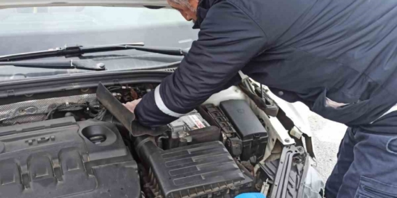 Refüje Çarpan Otomobil: İki Yaralı