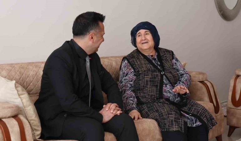 sehit-ailelerine-anlam-katmak-anneler-gununde-ozel-bir-ziyaret-zL4eIuiw.jpg