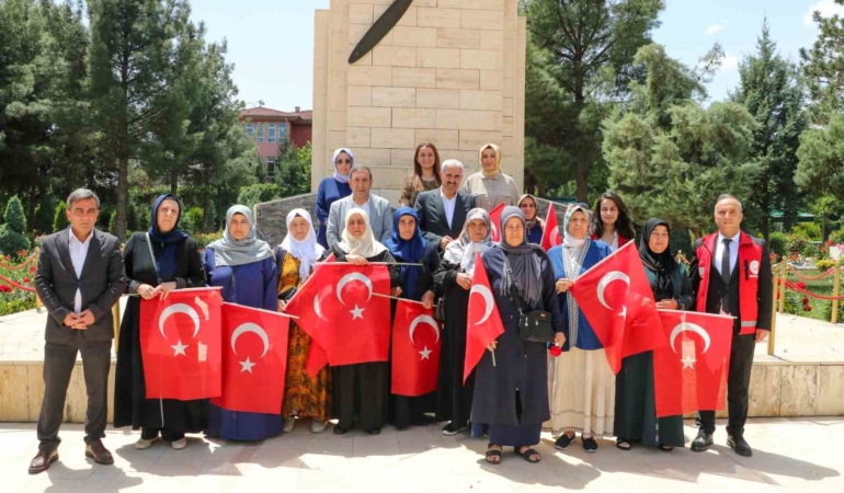 sehit-anneleri-icin-anlamli-bir-anneler-gunu-etkinligi-MZERXu5y.jpg