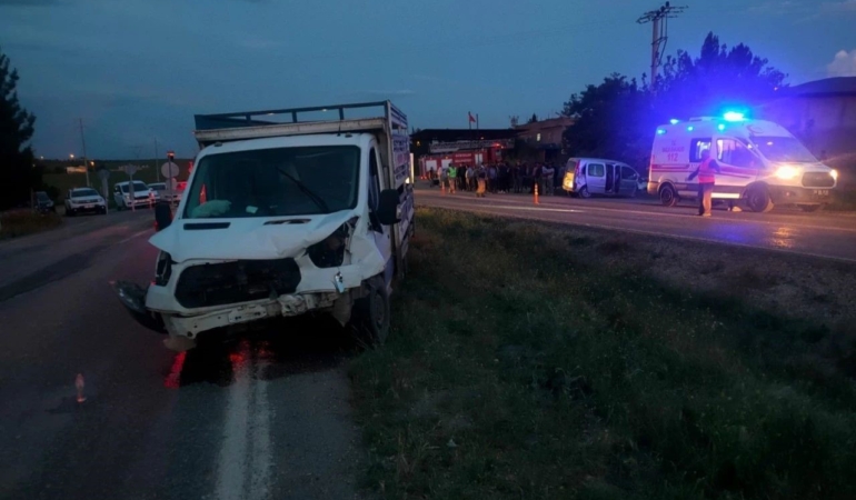 siirtte-kamyon-ve-kamyonet-carpisti-6-kisi-yaralandi-nUGvR7wy.jpg