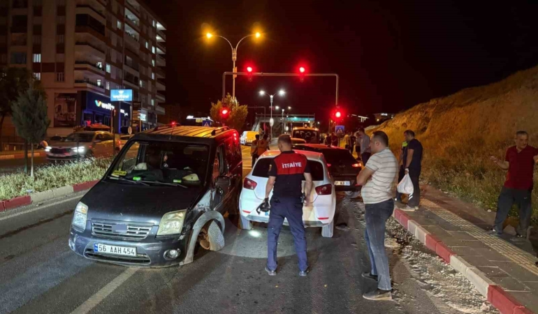 siirtte-zincirleme-trafik-kazasi-5-kisi-yaralandi-IIfYsqrm.jpg