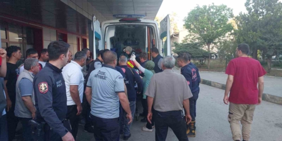 Sulama Kanalına Düşen Çocuğu Cesur Annesi Kurtardı Sulama Kanalına Düşen Çocuğu Cesur Annesi Kurtardı