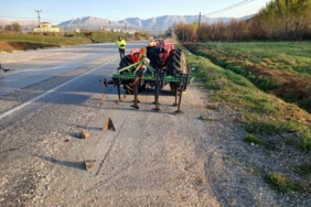 traktore-arkadan-carpan-otomobilde-surucu-yaralandi-kaza-ani-ve-sonrasi-fUjbQN9w.jpg